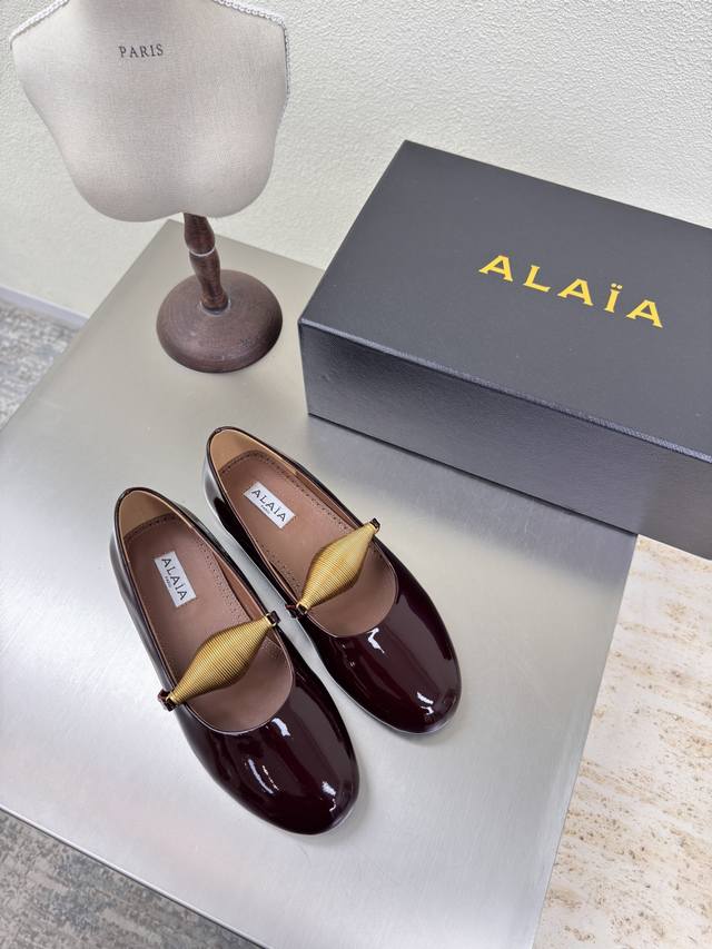 Spring-decorated flat shoes Flat Alaia slippers from Paris Fall in love at first