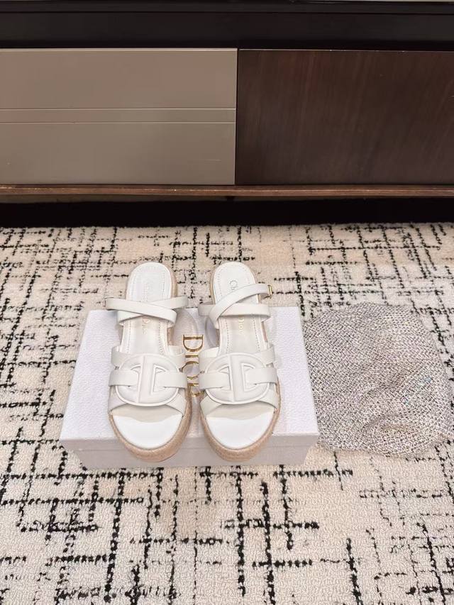 Dior 2025 new sandals, a must-have for casual wear! Concave and convex with logo