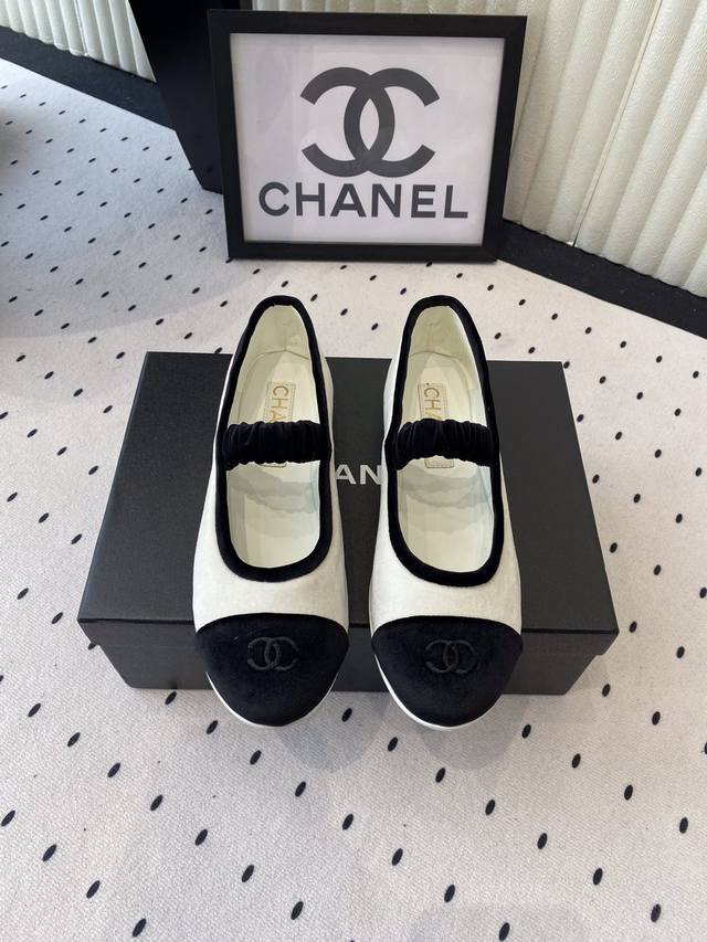 Chanel's new single shoes are worn by many celebrities and internet celebrities.