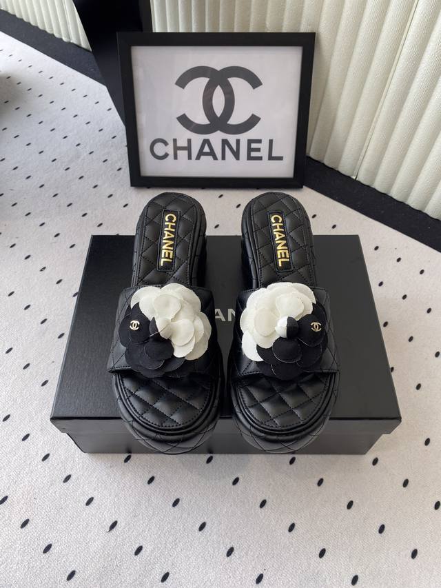 Chanel's new thick-soled slippers are a must-have for summer travel. Lazy slippe