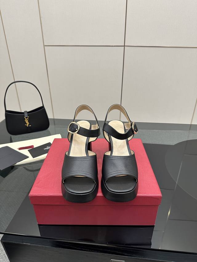 Valentino 25Ss Spring and Summer New Waterproof Platform High Heel Sandals A pai