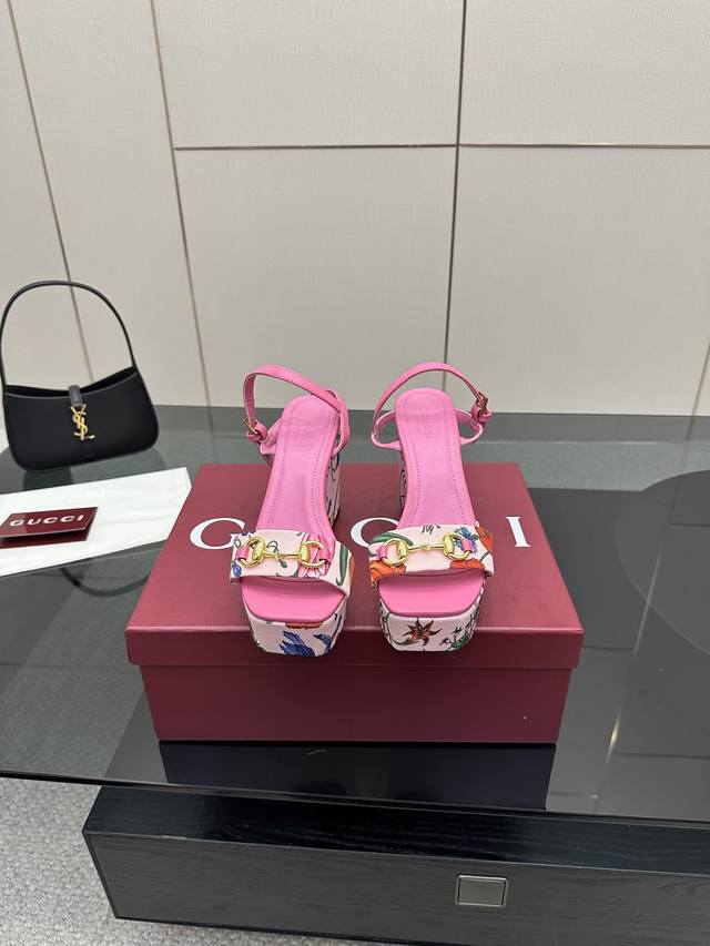 Gucci2025 Gucci's latest summer horsebit sandals This women's gold-tone accessor