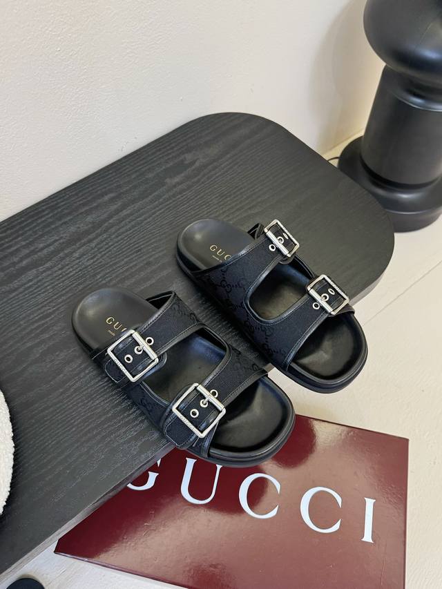 Gucci Double G buckle design is very durable and can be adjusted in size Metal b