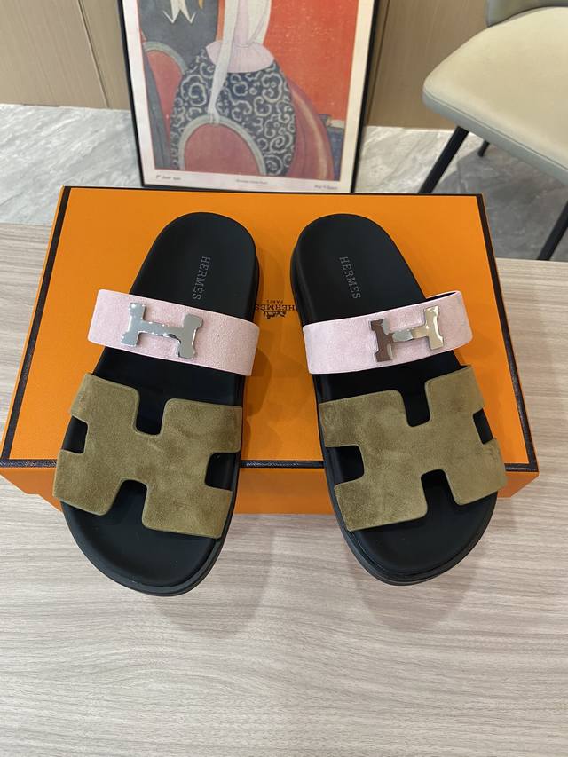 H's classic couple's slippers Hermes Spring and Summer Sandals Series! The class