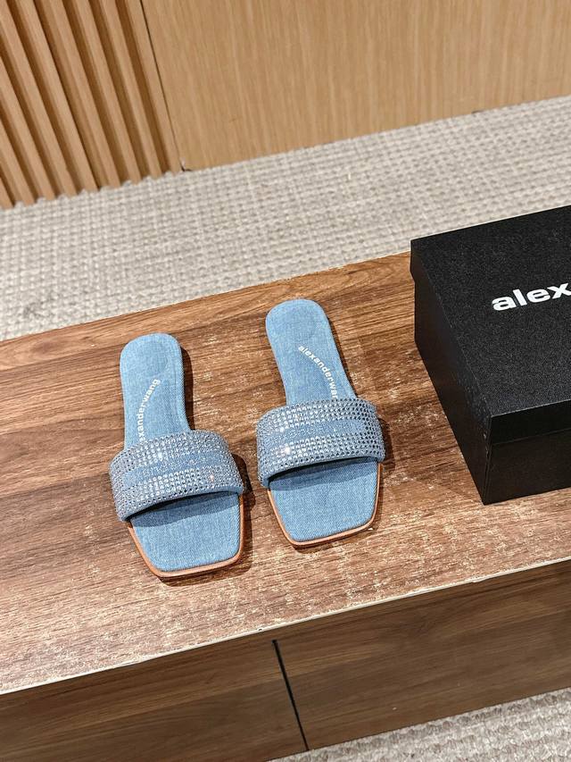 Alexander Wang's new rhinestone slippers are very comfortable to wear. The inste