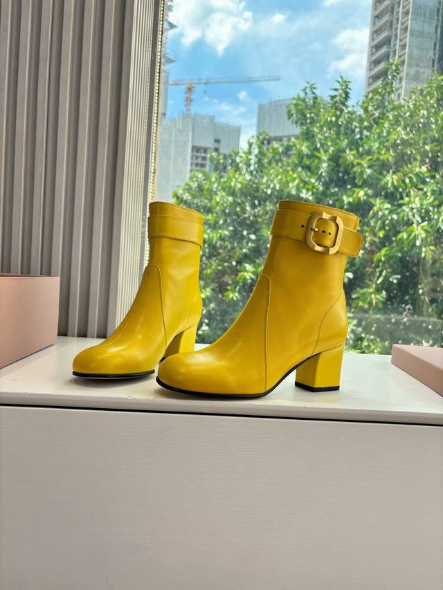 G126 King bomb is coming Miumi* Miu Miu 25 autumn and winter catwalk model. The