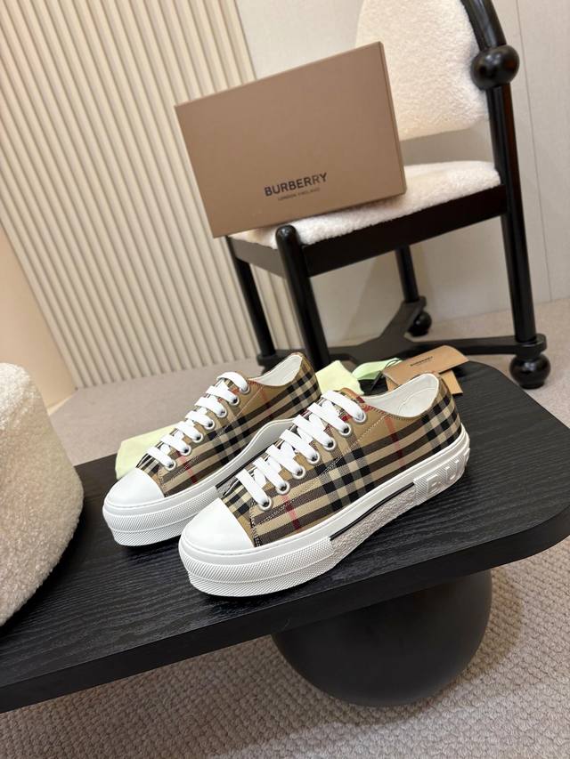 For men and women! Burberry 2025 hit is out, after three years, the classic plai