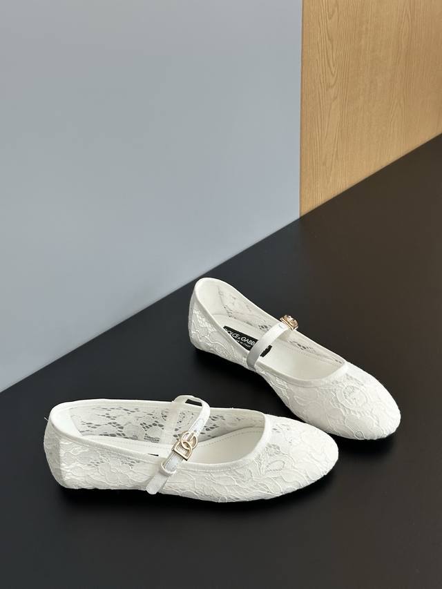 New ballet shoes for everyday elegance Based on the classic shoe shape, ballet e