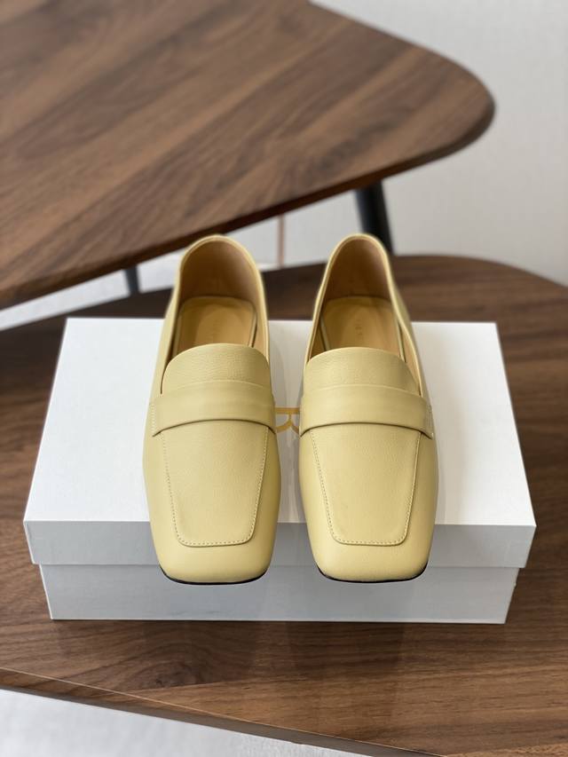 The Row 25Ss Spring and Summer new minimalist loafers with deep mouths This is a