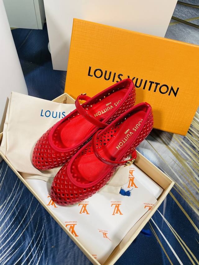 Spring and summer new products from LVJIA are available at the same counter. A m