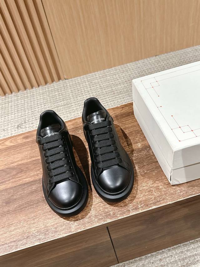 Men +10 Black leather stone pattern # McQueen is undoubtedly the classic king of
