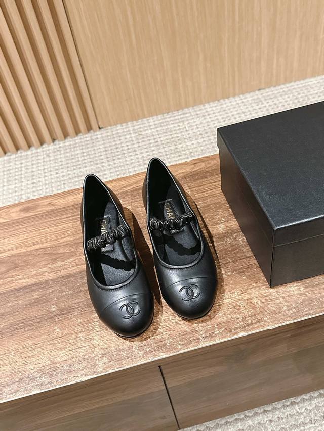 Leather Chanel's new elastic Mary Jane is so beautiful! I never get tired of wea