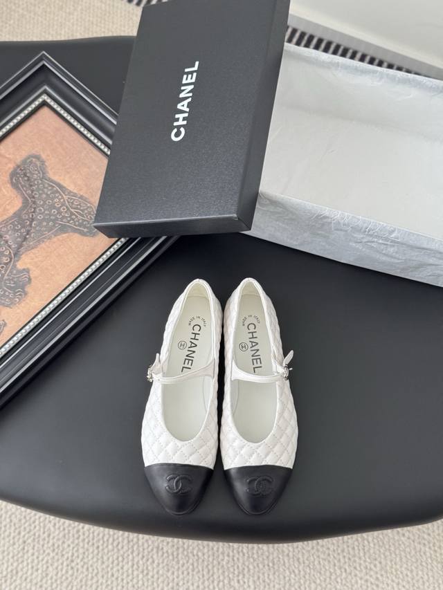 Chanel 25S catwalk style Mary Jane shoes Simple yet sweet and playful! Three-dim