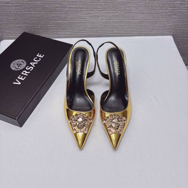 Factory: Versace Medusa Head Buckle Side Hollow Sandals The same simple and capa