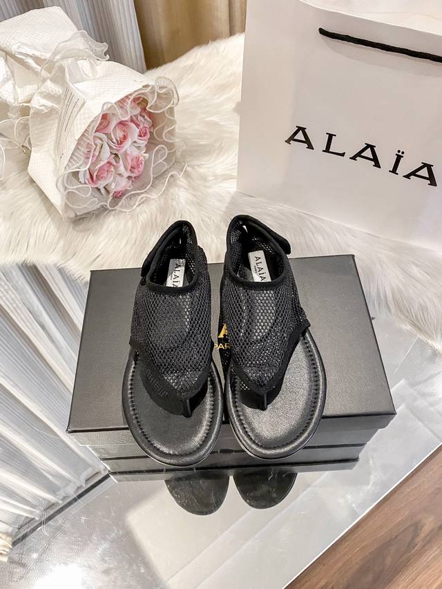 Factory: Alaia's new flip-flop sandals with mesh design are a must-have for dail