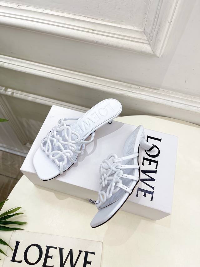 Factory: Loewe's new spring and summer Petal Anagram hollow kitten heel slippers
