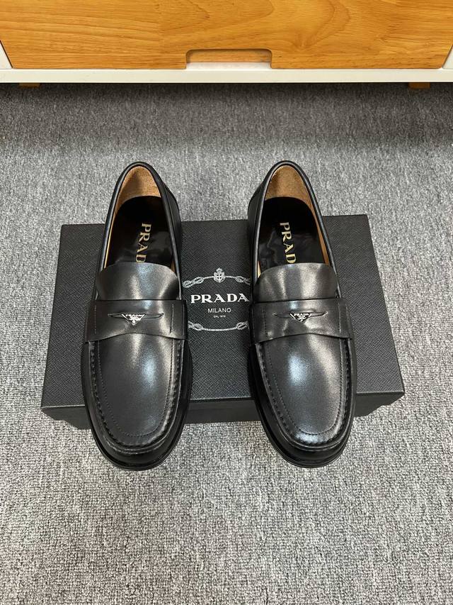 Prad~Prad* New men's leather shoes are on sale at the counter, with open-edge co