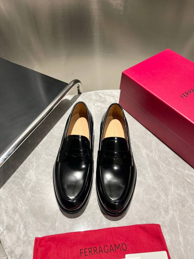 Ferragamo men's luxury leather shoes, this pair of men's loafers is elegant in