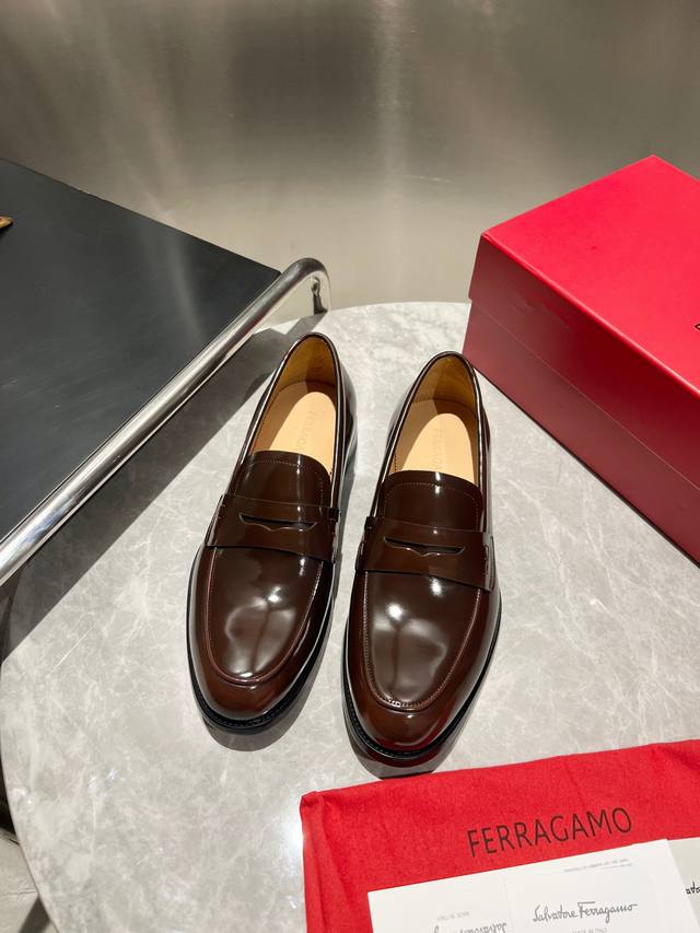 Ferragamo men's luxury leather shoes, this pair of men's loafers is elegant in