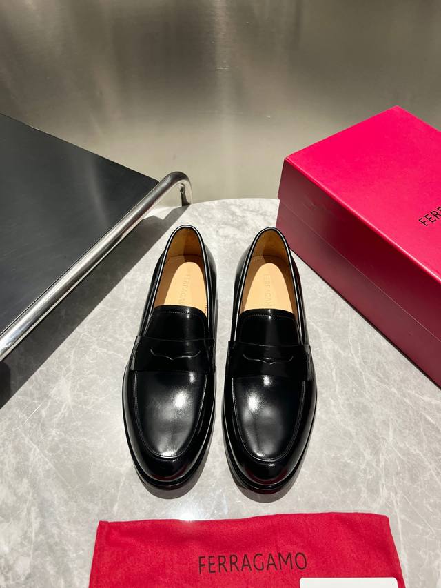 Ferragamo men's luxury leather shoes, this pair of men's loafers is elegant in