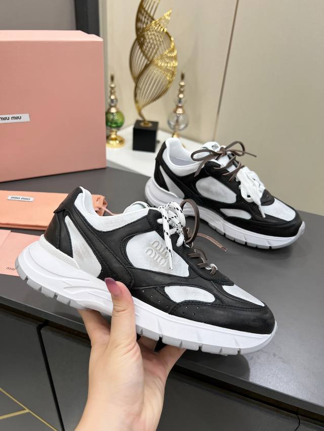 Miumiu.Miumiu has launched a new co-branded dad shoe. The previous Miu Miu X New