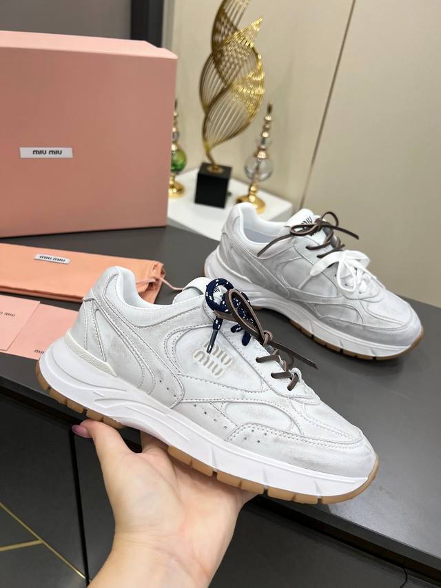 Miumiu.Miumiu has released a new co-branded dad shoe. The previous Miu Miu X New