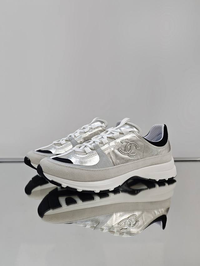 Light Gold Chanel.25S.Chanel New color matching for casual sports! New craftsman