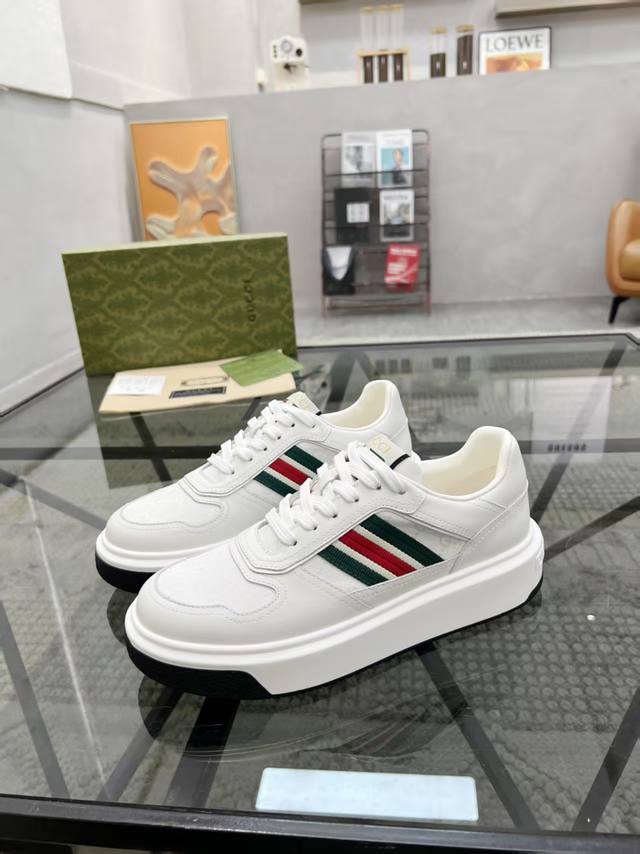 New men's shoes Gucci latest shoes shipped. Original quality fashion trend usin