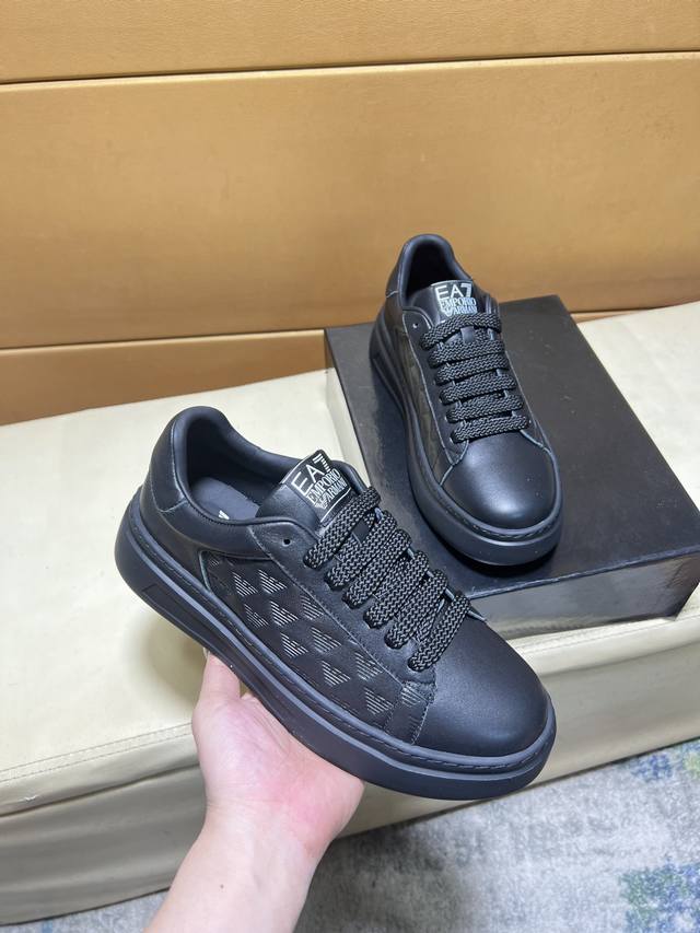 Armani top-level purchasing men's casual shoes counters are on sale simultaneou