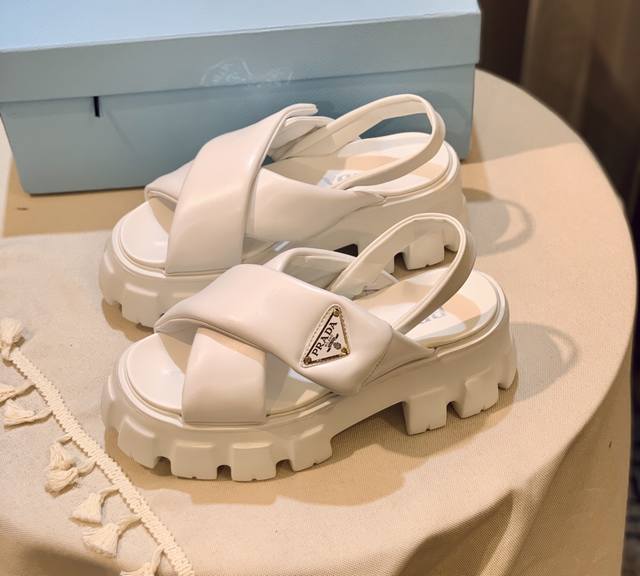 Direct sales women's shoes and women's clothing Prada purchasing agent Prada sa