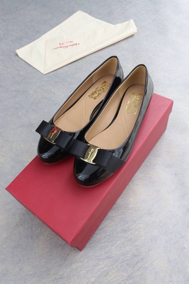 Direct sales women's shoes women's clothing Salvatore Ferragamo Ferragamo Sf cl