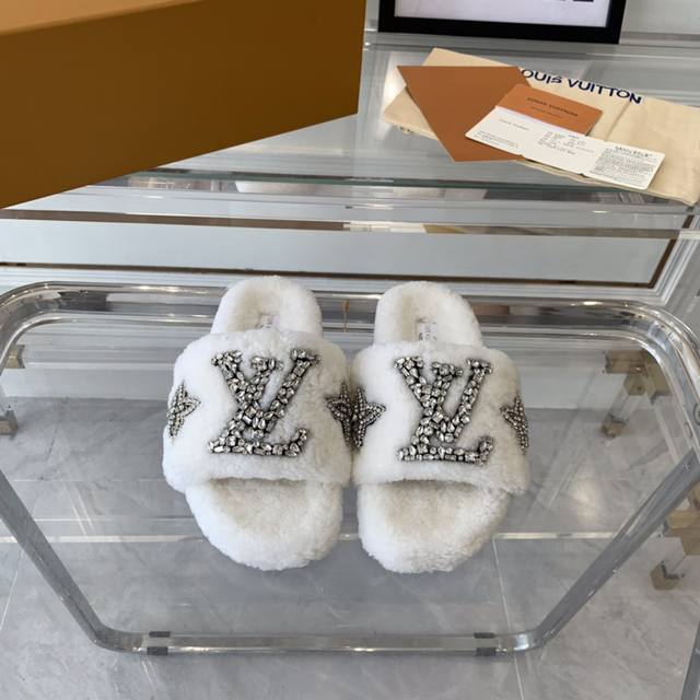 Direct sales Lv new fur slippers top version leather and fur lamb wool to creat