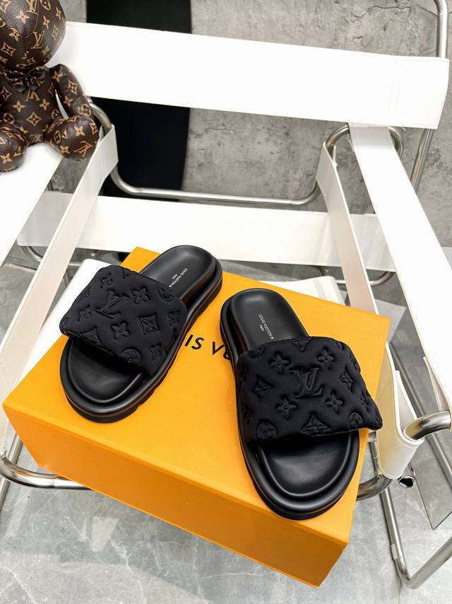 Direct sales Lv couple style The latest embossed slippers are on sale at the co