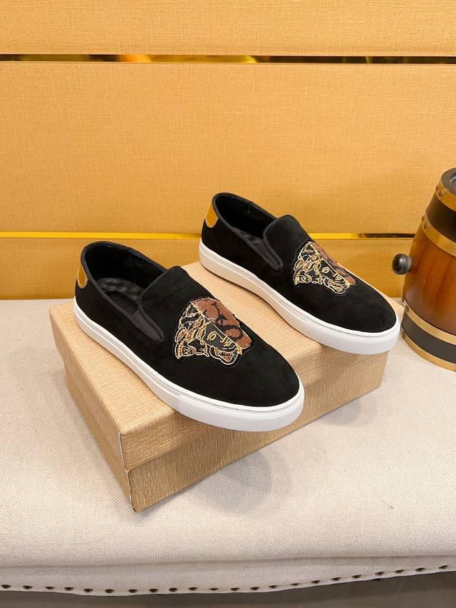 Versace casual trendy slip-on men's shoes, the new trendy men's casual shoes are