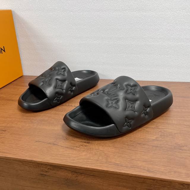 Code: Lv Waterfront Sandals This season's Waterfront Sandals are back with a ne