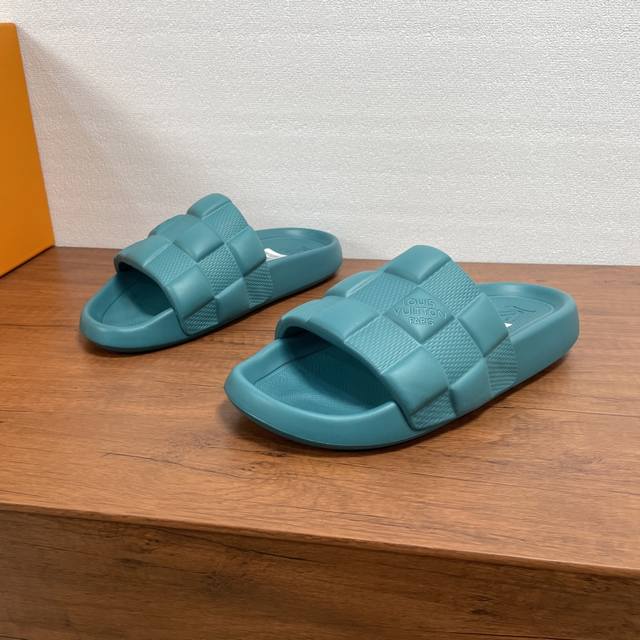 Code: Lv Waterfront Sandals This Waterfront Sandal is made of Maxi Damier rubbe