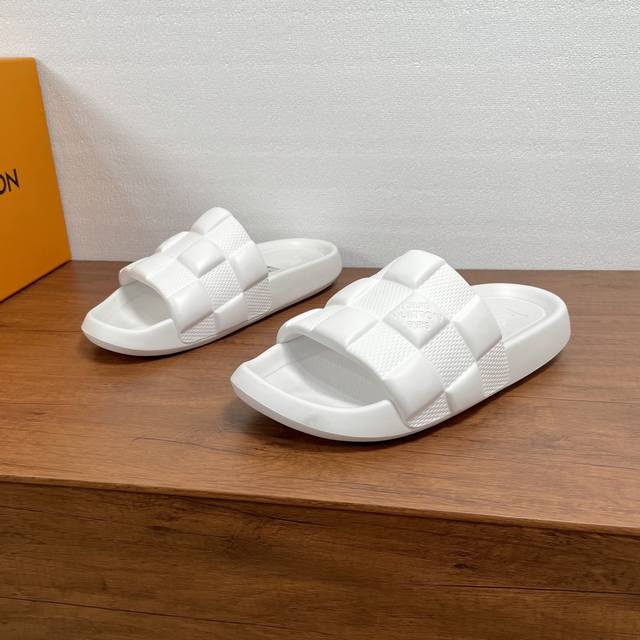 Code: Lv Waterfront Sandals This Waterfront Sandal is made of Maxi Damier rubbe