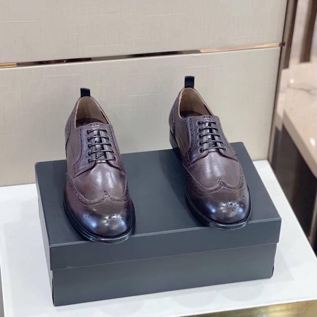 D The latest men's shoes for the year - leather soles A timeless classic in men'