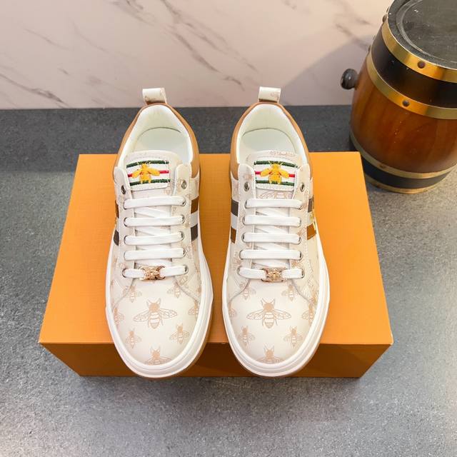 Gucci The overall structure is simple and luxurious, high-end fashion brand, cou