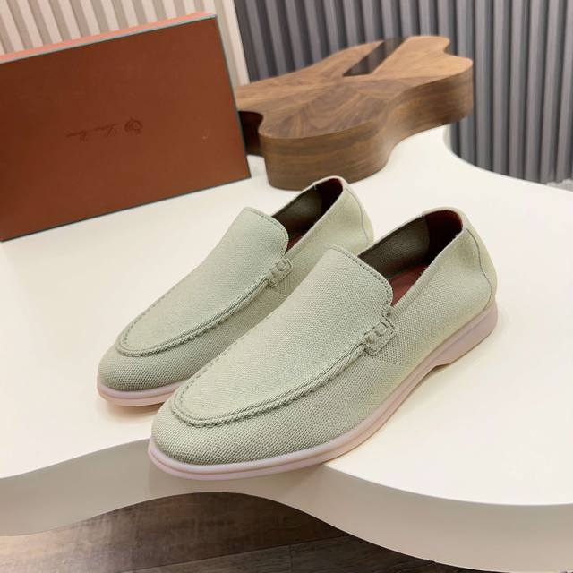 LoropianaThis moccasin is made of water-repellent suede upper, calfskin for the