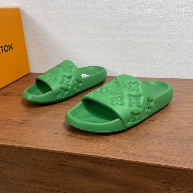 Code: Lv Waterfront Sandals This season's Waterfront Sandals are back with a ne