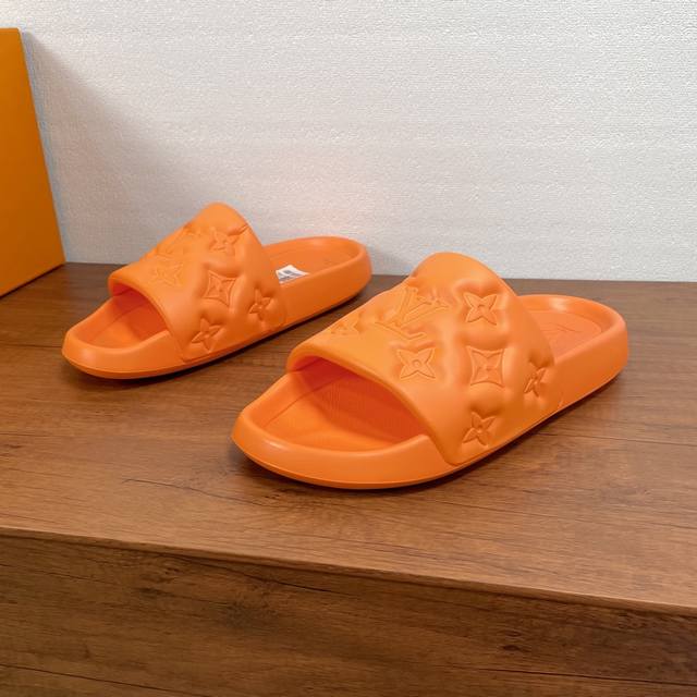 Code: Lv Waterfront Sandals This season's Waterfront Sandals are back with a ne