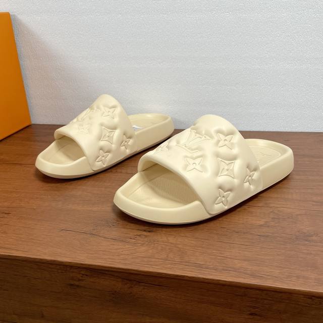Code: Lv Waterfront Sandals This season's Waterfront Sandals are back with a ne