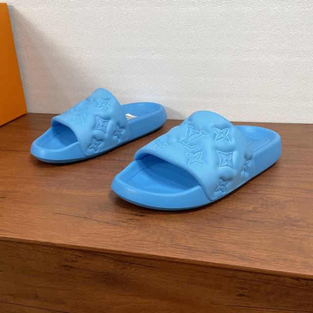 Code: Lv Waterfront Sandals This season's Waterfront Sandals are back with a ne
