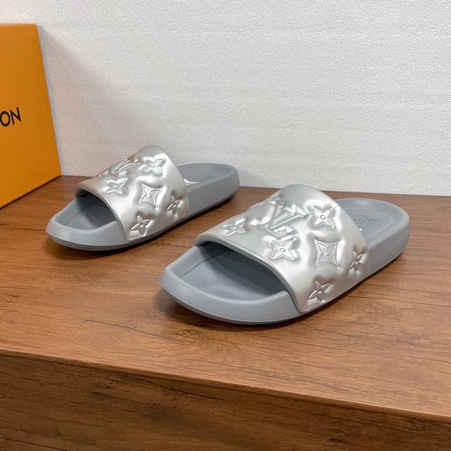 Code: Lv Waterfront Sandals This season's Waterfront Sandals are back with a ne