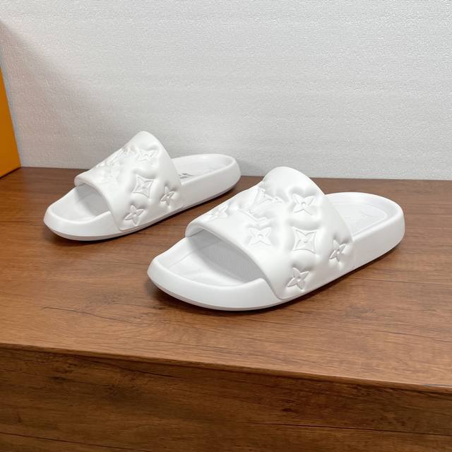Code: Lv Waterfront Sandals This season's Waterfront Sandals are back with a ne