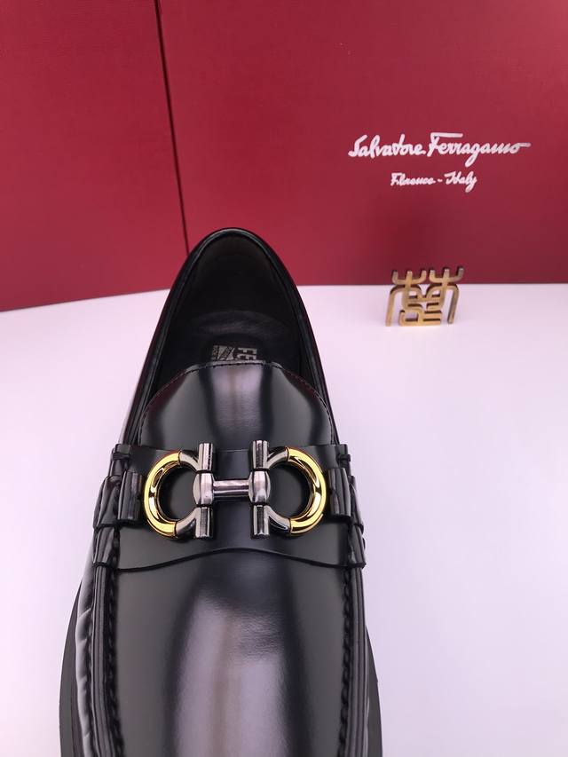 Built-in ventilation device in the outsole! Ferragam* Breathable sole, soft ope