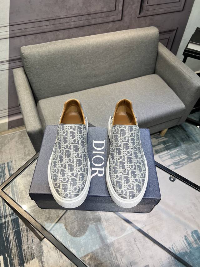 Latest Dior shipment, using imported top-grade jacquard fabric with cowhide desi