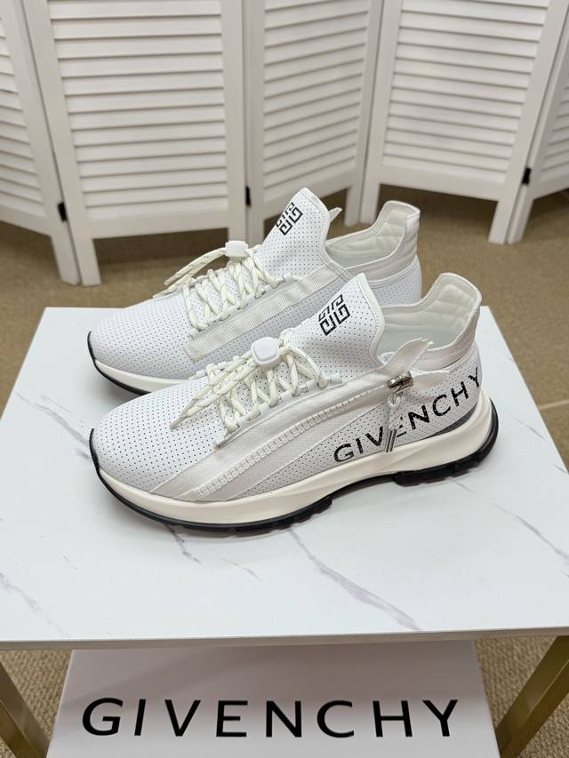 Givenchy New Givenchy counters synchronized, everyone has a pair, don't miss it.