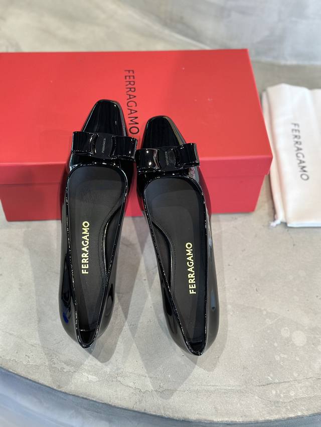 Factory P price Sf Ferraga*O Ferraga*O new Vara patent leather bow small square